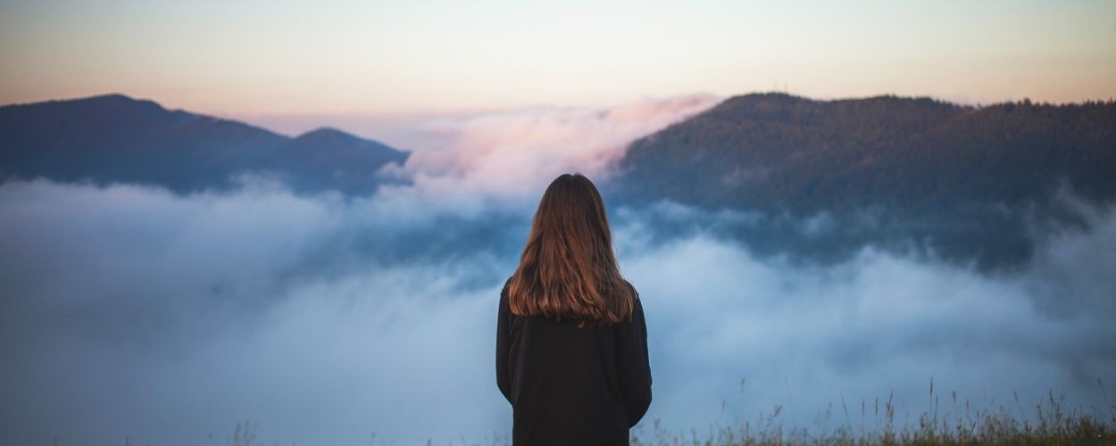 Adolescente sobre las nubes