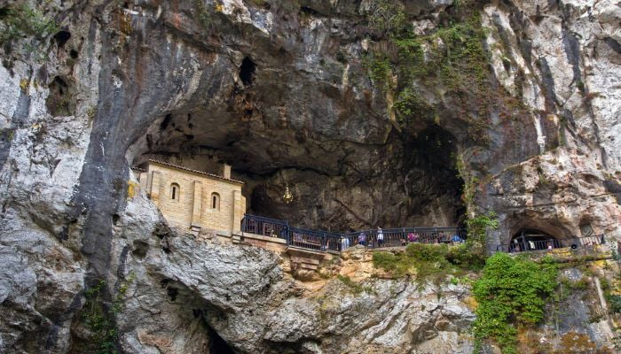 Cueva de covadonga Aventura con Adolescentes en Asturias