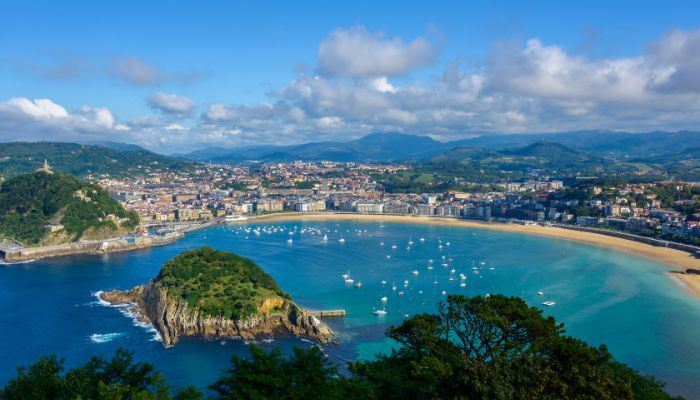 Playa de la Concha en San Sebastian Explorando Navarra y Pais Vasco con niños