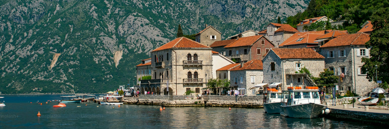 Viajar solo Albania y Macedonia: vista del casco antiguo de Gjirokastra, ciudad de piedra UNESCO, con montañas nevadas